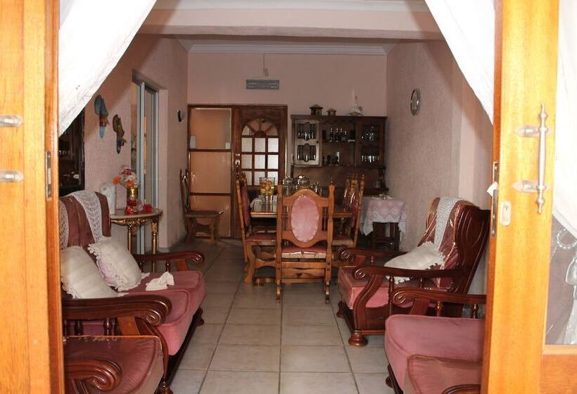 بنسيون Mohlongwafatshe Guest House