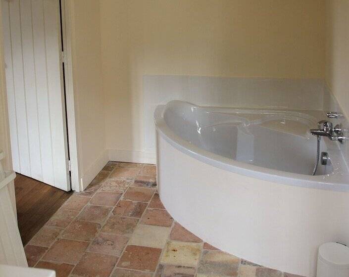 مبيت وإفطار Chateau Monastere De La Corroirie