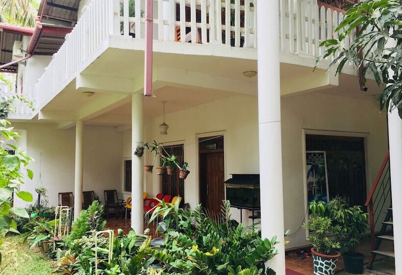 ベッドアンドブレックファースト Sudu Neluma Home Stay