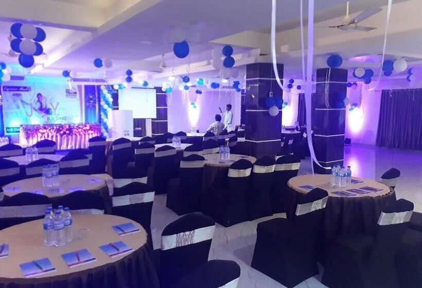 ホテル Akash Sarovar