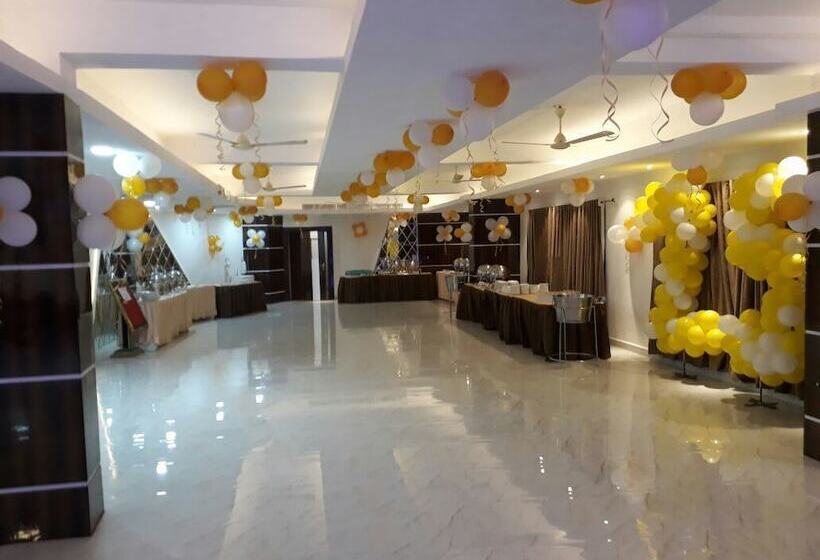 ホテル Akash Sarovar