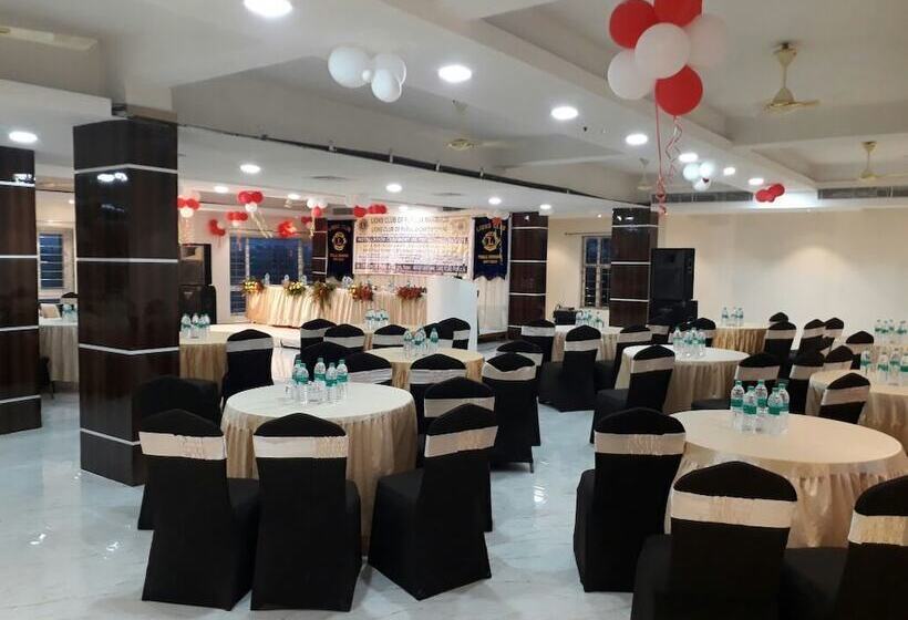 ホテル Akash Sarovar