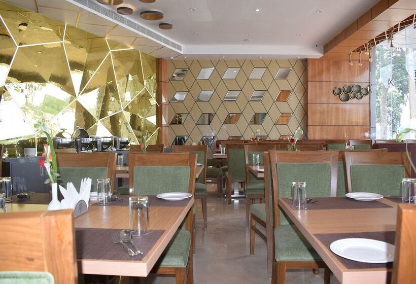 ホテル Akash Sarovar