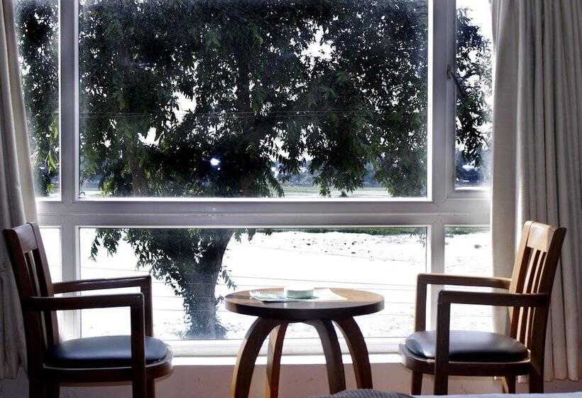 ホテル Akash Sarovar