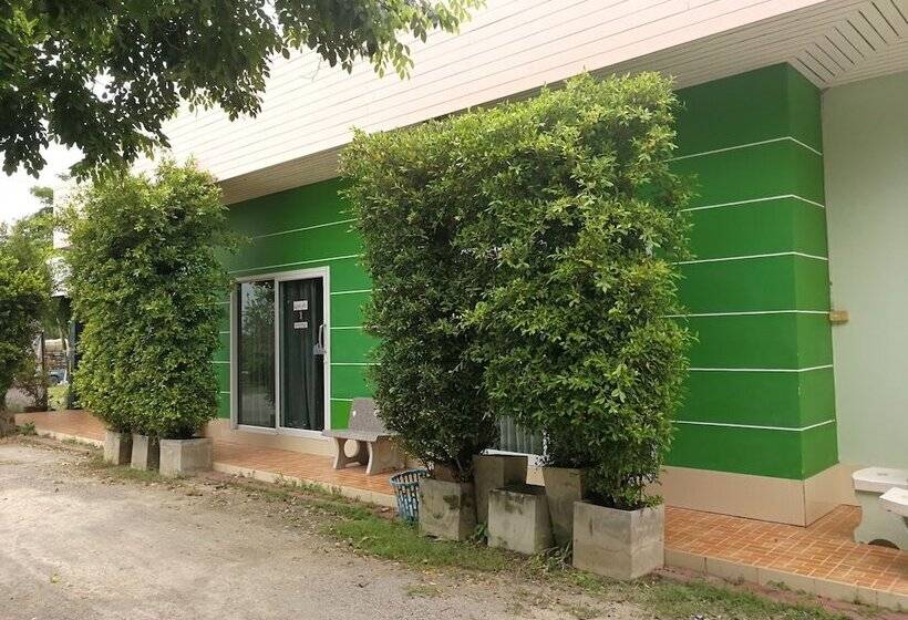 호텔 Baan Pak Parichat Sarun