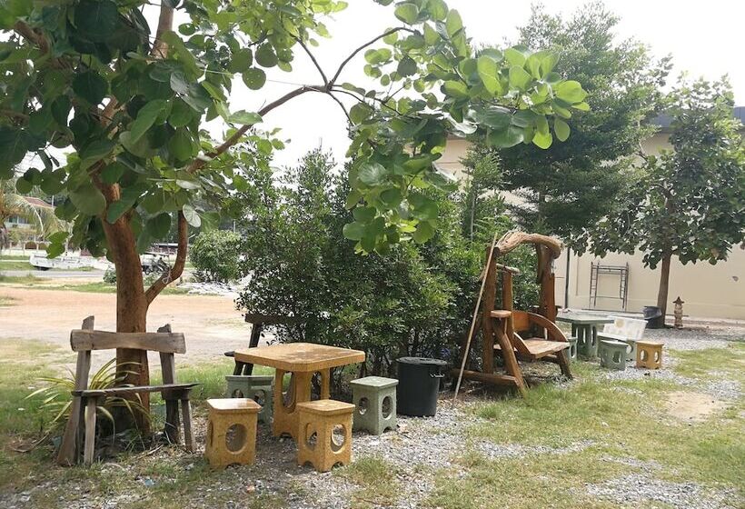 호텔 Baan Pak Parichat Sarun