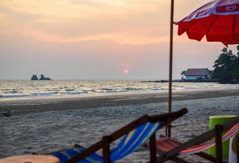 酒店 Baansuan Aokhai Beach Resort