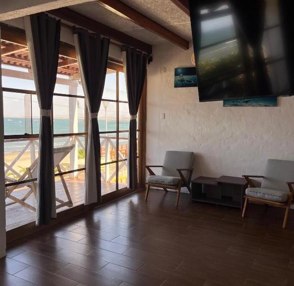 هتل Delfines De Chicama