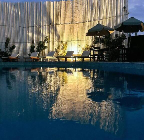 هتل Delfines De Chicama