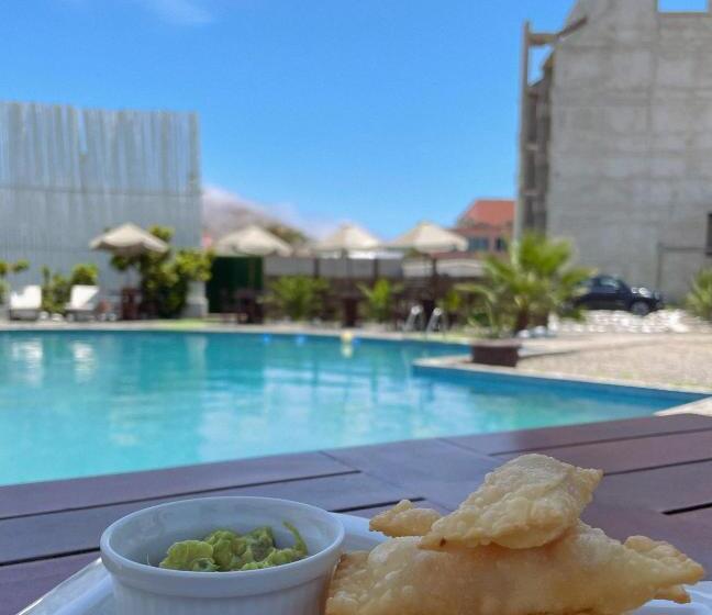 هتل Delfines De Chicama