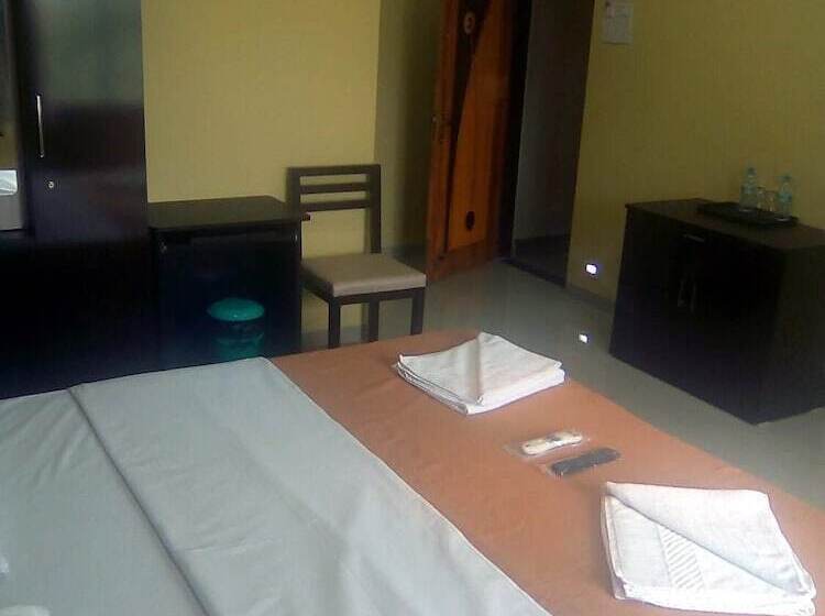 בית מלון כפרי Neelisha River Front Inn