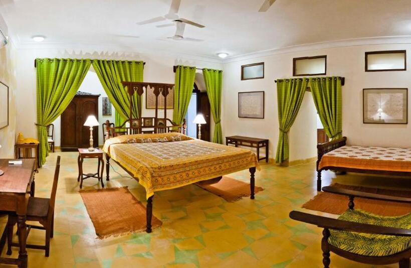 בית מלון כפרי Neemrana S Tijara Fort Palace