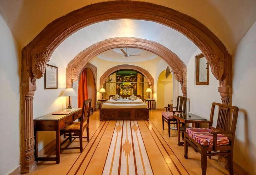 בית מלון כפרי Neemrana S Tijara Fort Palace