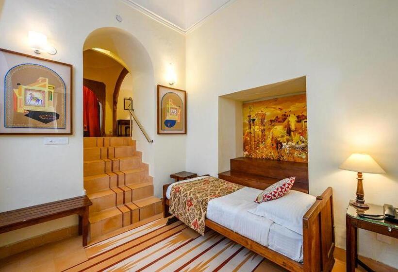 בית מלון כפרי Neemrana S Tijara Fort Palace