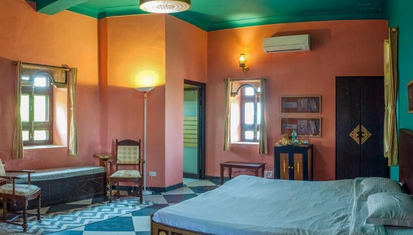בית מלון כפרי Neemrana S Tijara Fort Palace