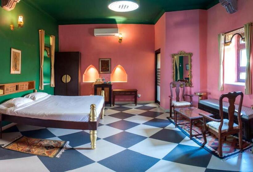 בית מלון כפרי Neemrana S Tijara Fort Palace