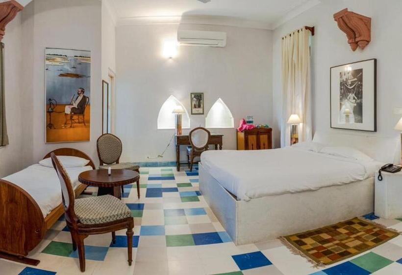 בית מלון כפרי Neemrana S Tijara Fort Palace