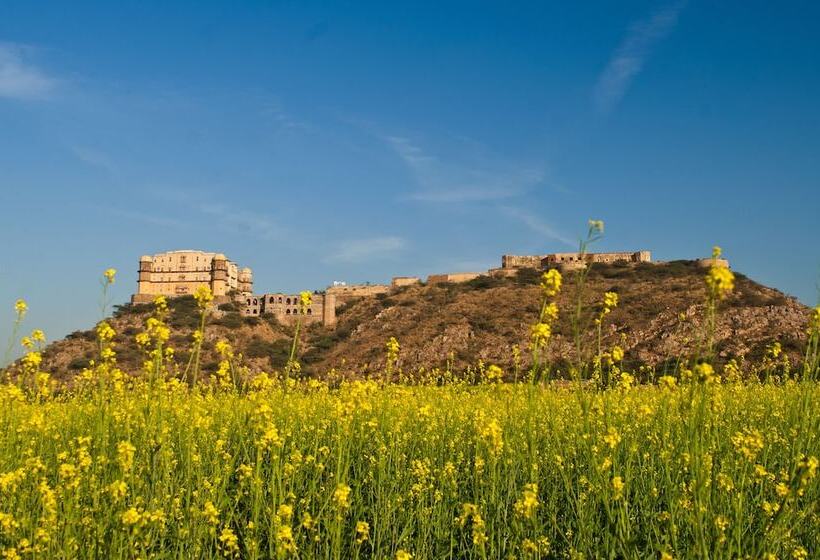 בית מלון כפרי Neemrana S Tijara Fort Palace