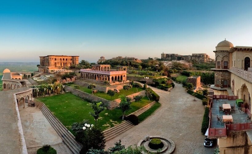 בית מלון כפרי Neemrana S Tijara Fort Palace