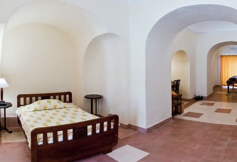 בית מלון כפרי Neemrana S Tijara Fort Palace