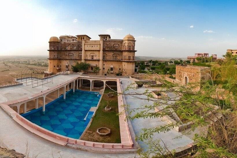 בית מלון כפרי Neemrana S Tijara Fort Palace