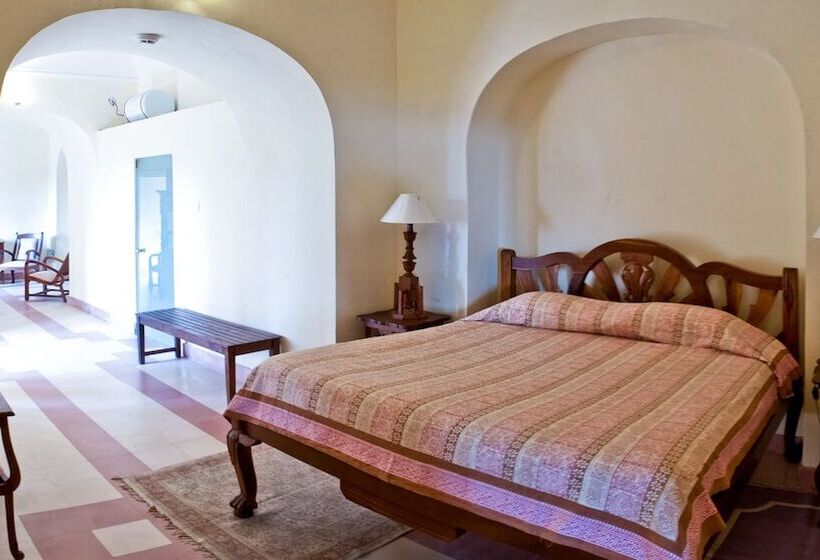 בית מלון כפרי Neemrana S Tijara Fort Palace
