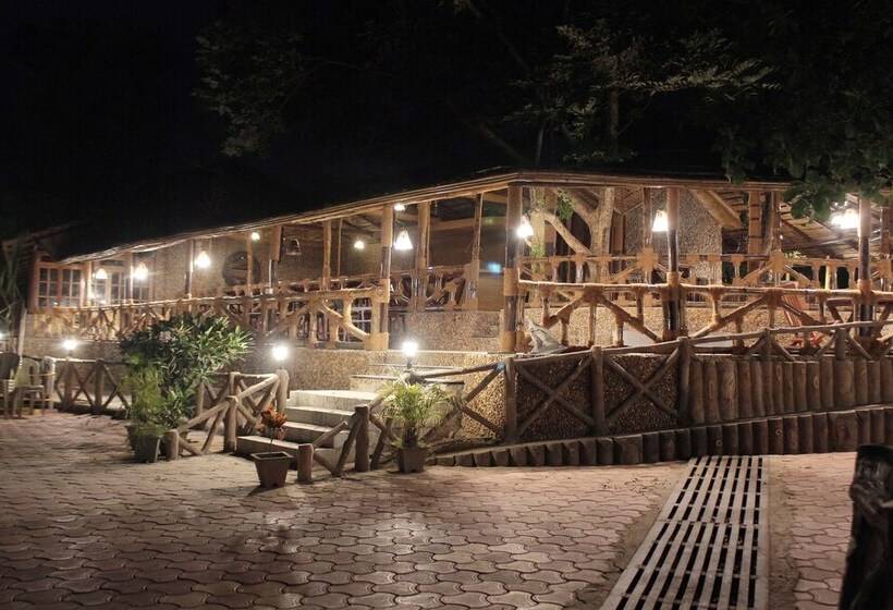 בית מלון כפרי Shangri La Jungle Resort