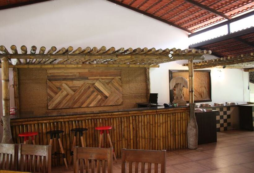 בית מלון כפרי Shangri La Jungle Resort