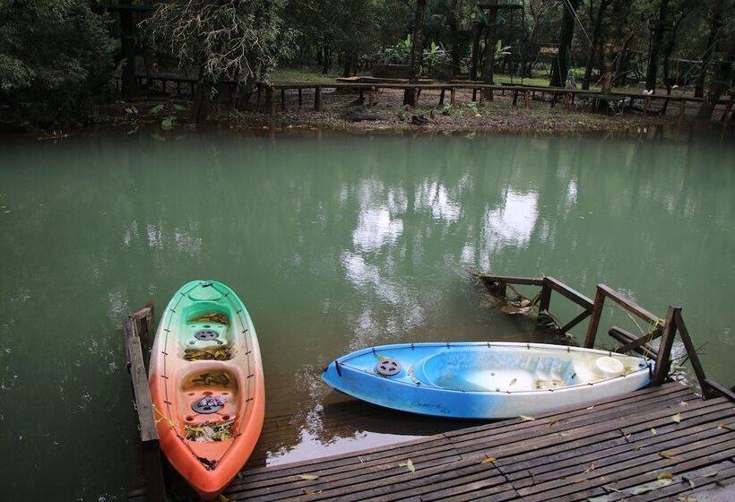 בית מלון כפרי Shangri La Jungle Resort