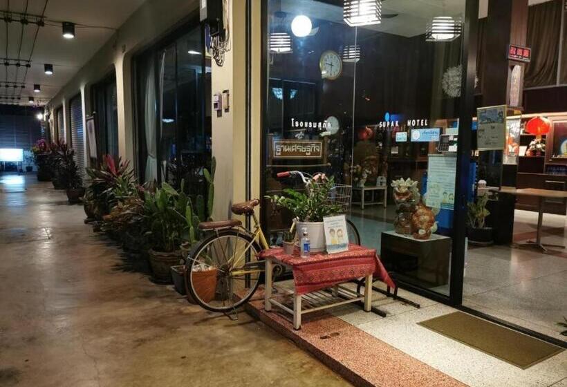 ホテル Supak