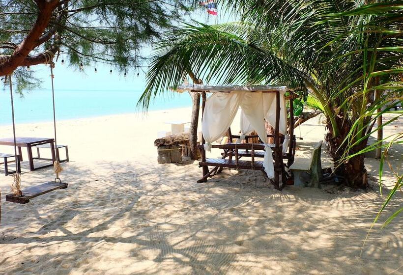 ホテル Tharadol Beach Resort