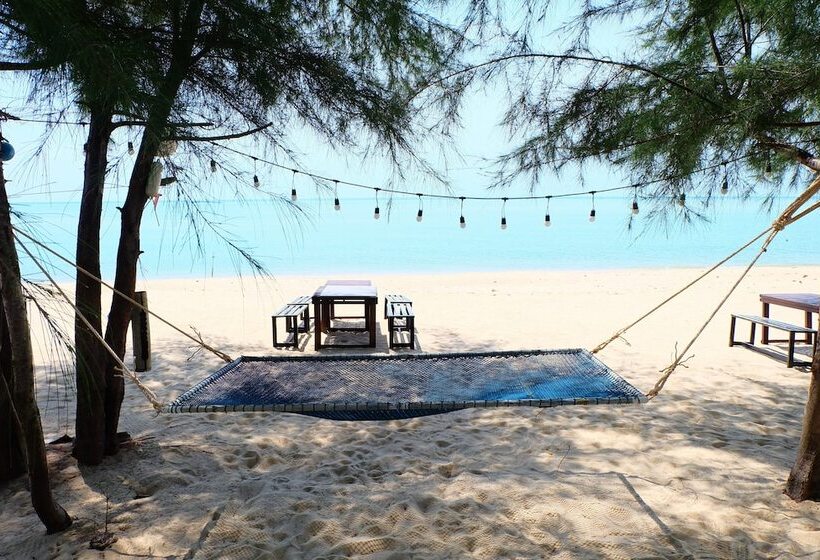 酒店 Tharadol Beach Resort