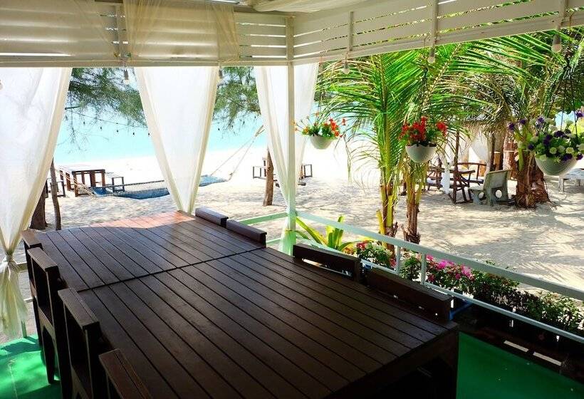 ホテル Tharadol Beach Resort