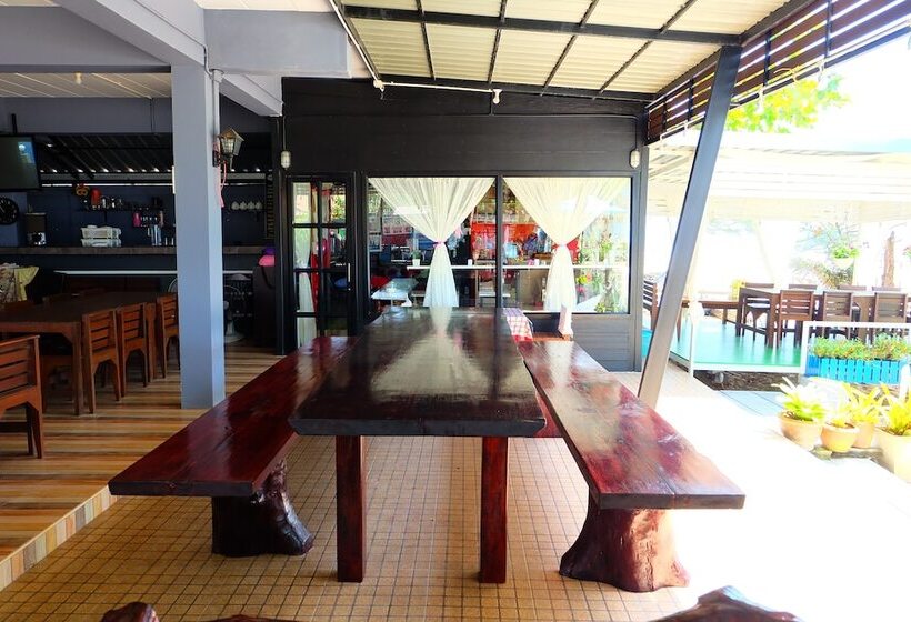 فندق Tharadol Beach Resort