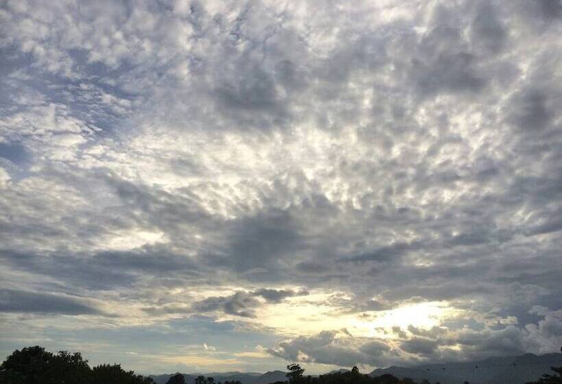 酒店 Worachat House