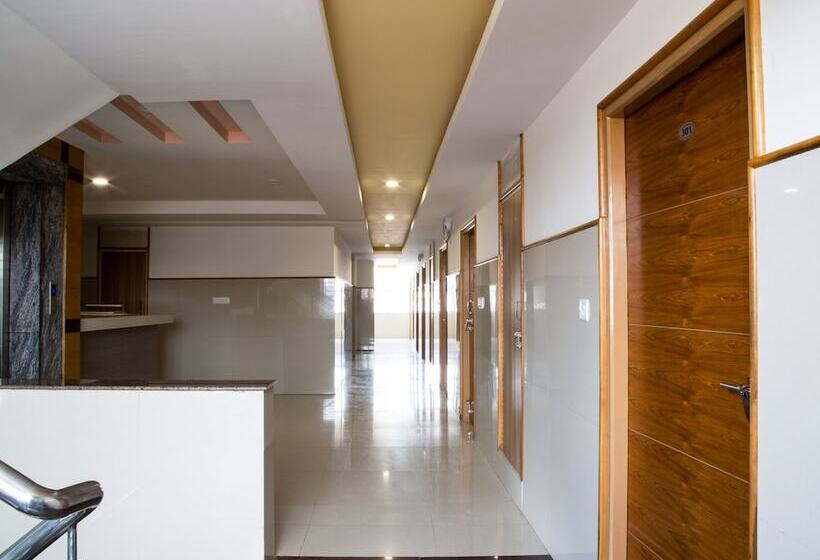 Oyo 9248 Hotel Shrinidhi