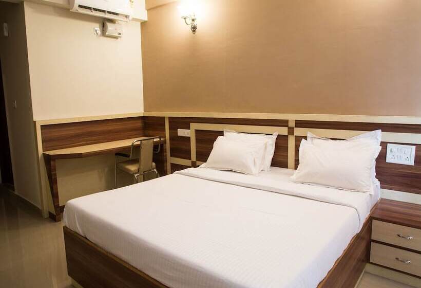 Oyo 9248 Hotel Shrinidhi