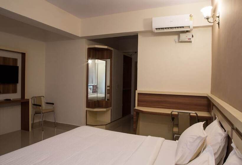 Oyo 9248 Hotel Shrinidhi