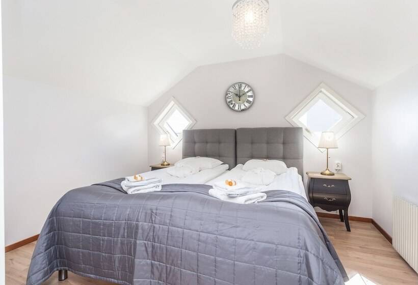 פנסיון L Drottninggatan 11