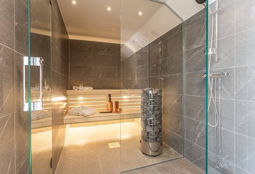 פנסיון L Drottninggatan 11