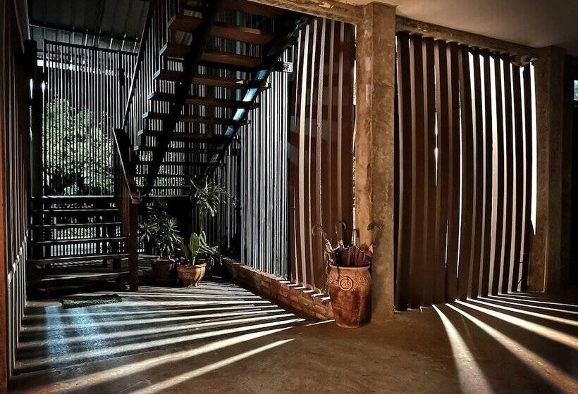 بنسيون Tonmai Suites