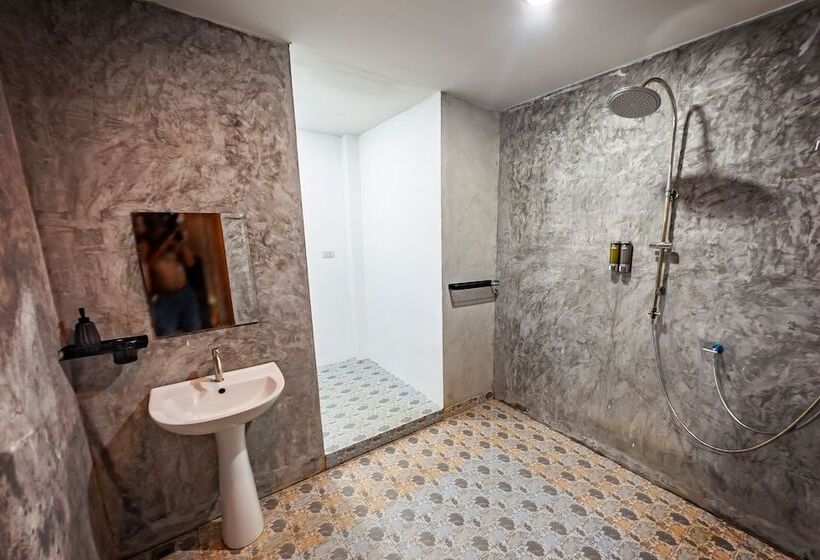 بنسيون Tonmai Suites