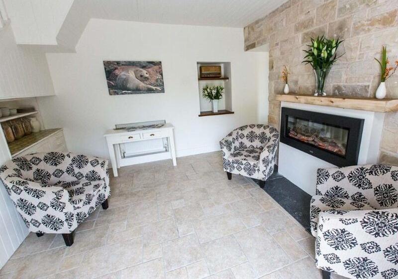 The Beach, Days Bar And B&b