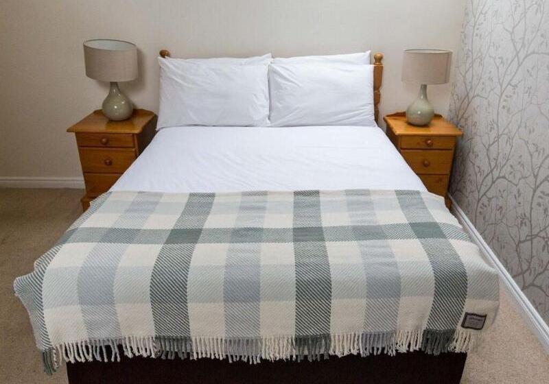 The Beach, Days Bar And B&b