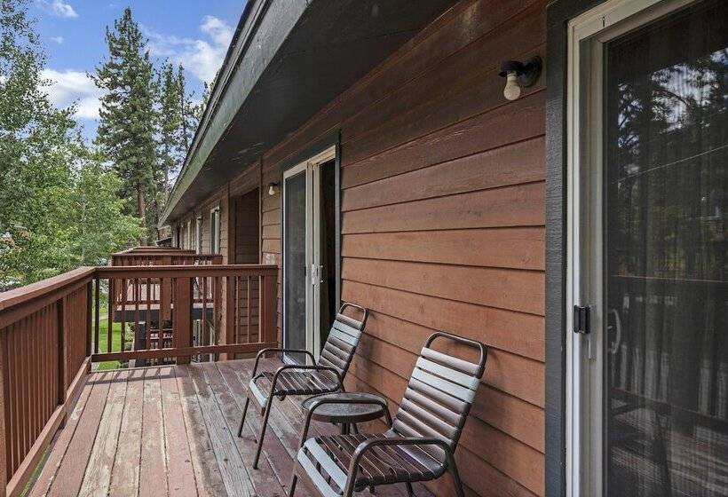 Отель 3 Peaks Resort & Beach Club