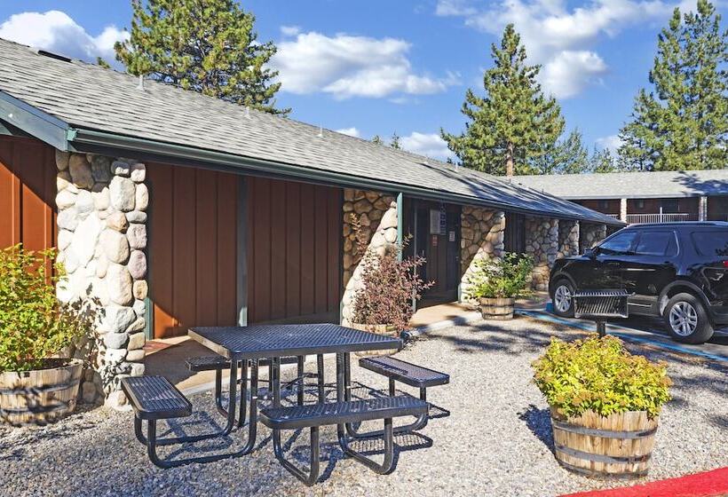 Отель 3 Peaks Resort & Beach Club