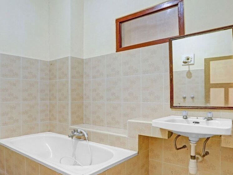 בית מלון כפרי Collection O 90805 Aditya Beach Resort And Spa