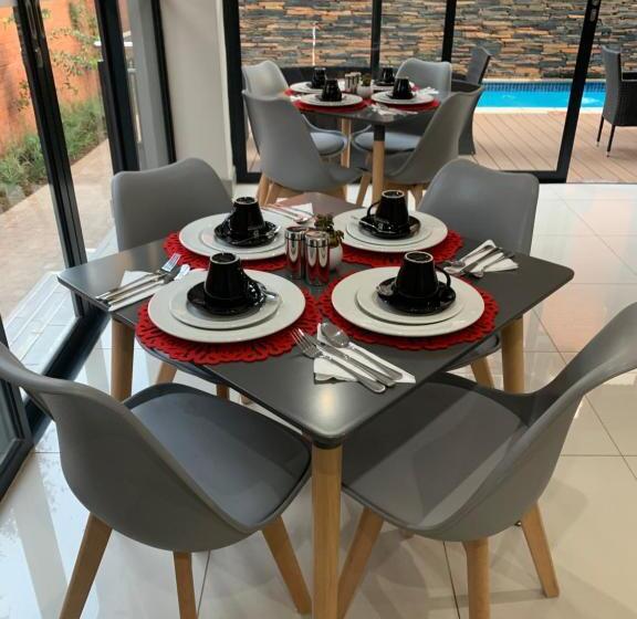 בית מלון כפרי At Hatfield Apartments