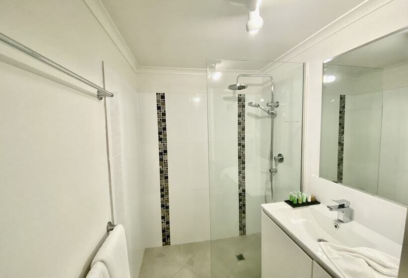 هتل Cairns Beach Resort