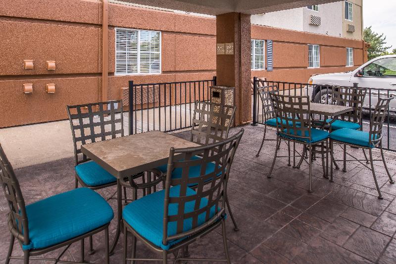 Отель Candlewood Suites   Topeka West, An Ihg